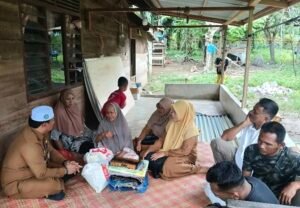 Alfarlaky Bantu Janda Lansia Korban Rumah Tertimpa Pohon di Julok