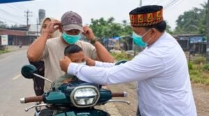 Muspika Julok Bagikan Masker Gratis Untuk Pengguna Jalan