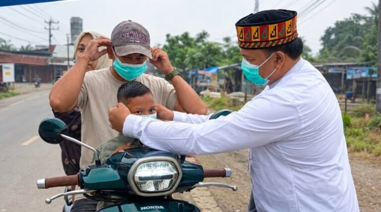 Muspika Julok Bagikan Masker Gratis Untuk Pengguna Jalan