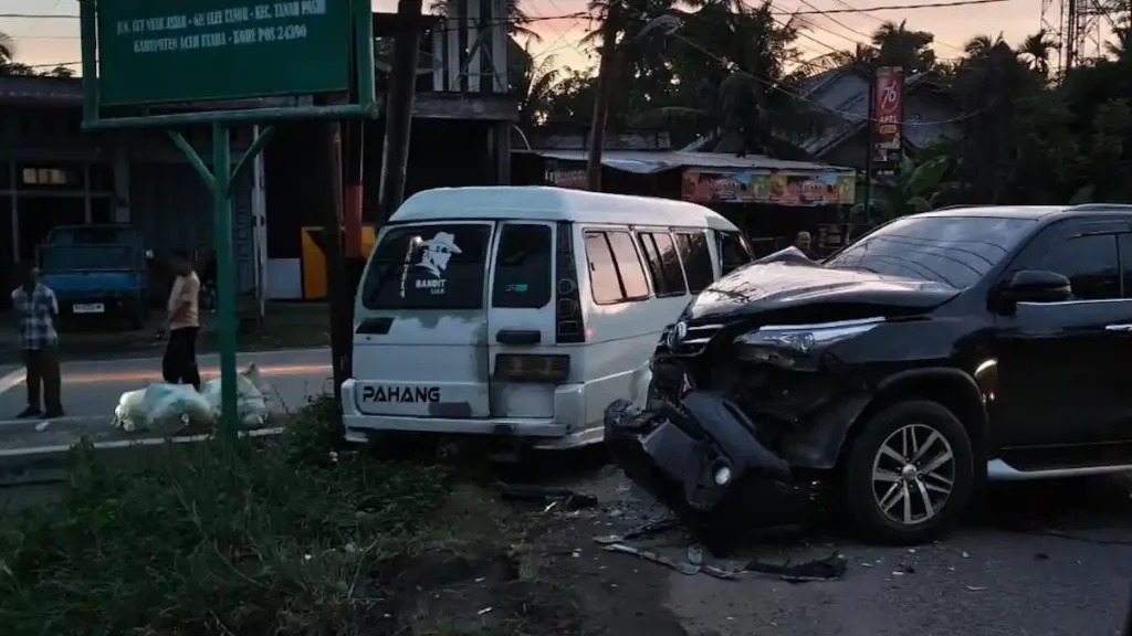 Minibus L300 Tujuan Peureulak Tabrakan dengan Fortuner di Simpang Dama Aceh Utara